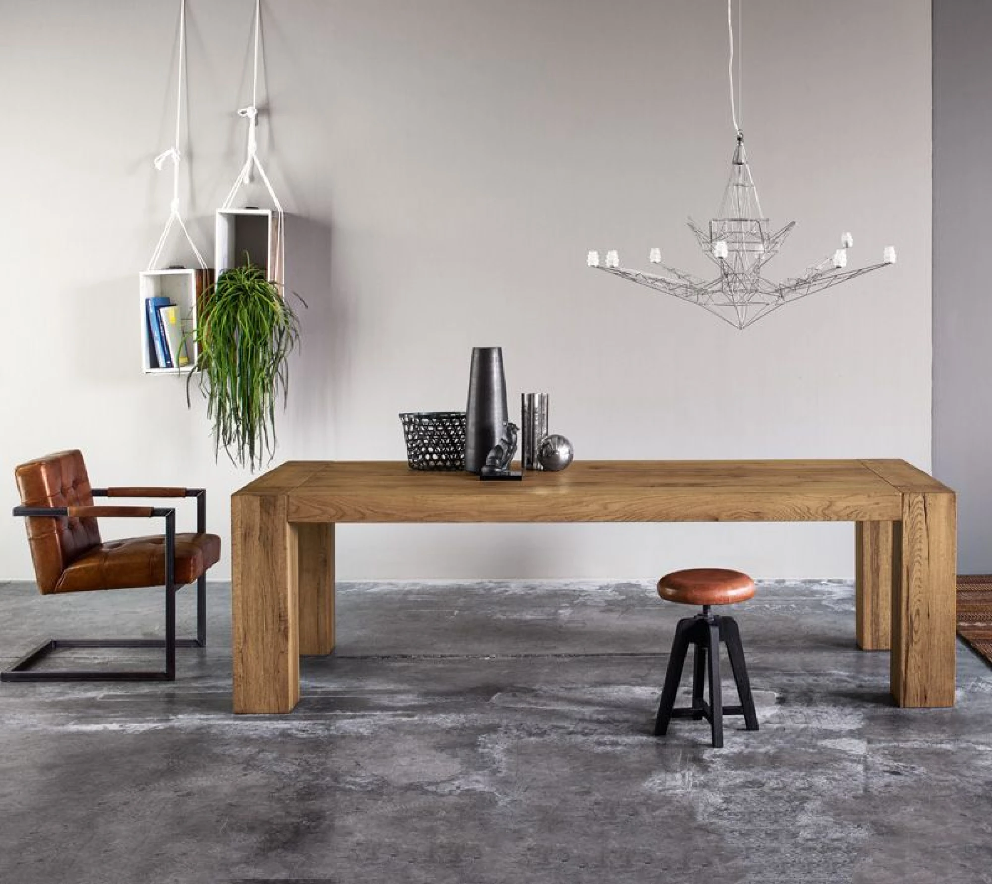 ROBUST OAK DINNING TABLE