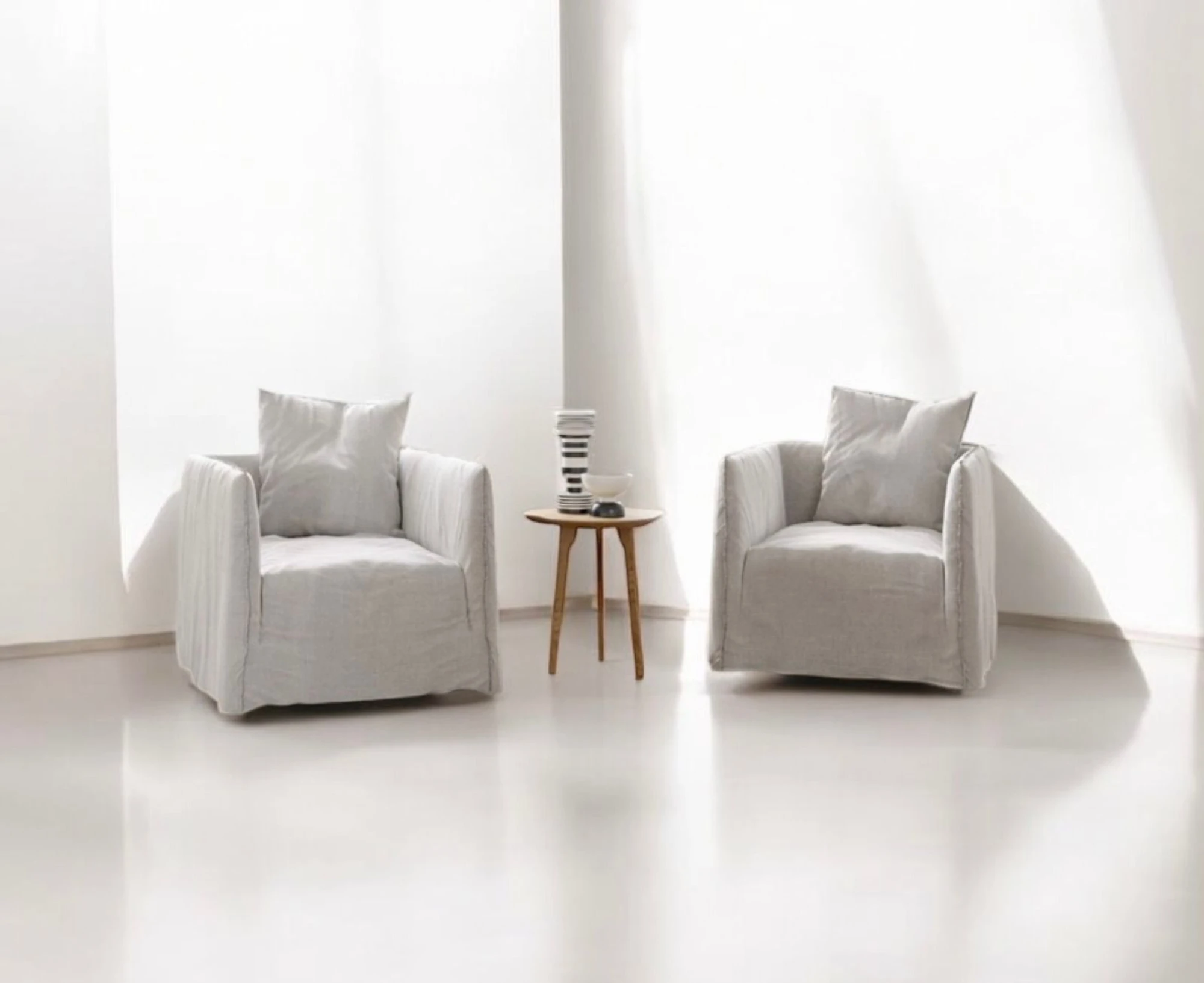 LINO NARROW ARMCHAIRS